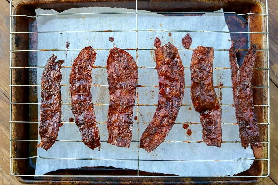 Banana peel bacon vs. traditional bacon