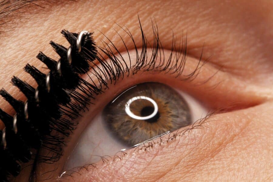 How to Choose the Best Mascara for Sensitive Eyes 